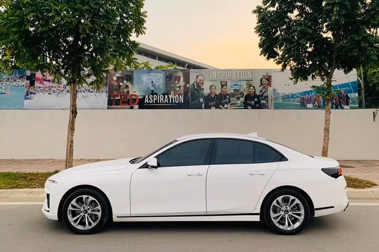 Xe có kích thước dài, rộng, cao là 4.973 x 1.900 x 1.464. Trục cơ sở xe ở mức 2.968 mm, dài hơn nhiều dòng xe cỡ D khác trên thị trường. Do đó, khi nhìn ngang sedan VinFast cho cảm giác trường xe, bệ vệ. Đầu xe nổi bật với logo chữ V cách điệu ở mặt ca-lăng nối liền với hai đèn LED chạy ban ngày. Trong khi đó, đèn chiếu sáng đẩy xuống phía trên hốc gió.