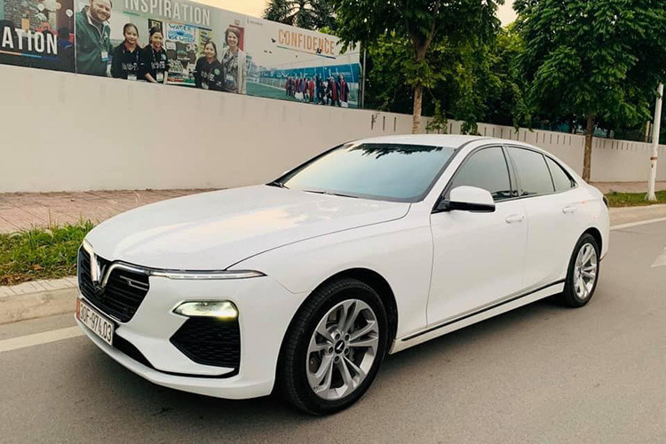 Có thể nói đây là chiếc xe Vinfast Lux A2.0 sedan đầu tiên “bị” rao bán trên sàn xe cũ. Theo lời người bán thì đây là chiếc xe được sản xuất 2019 đã ra biển, mới lăn bánh được 669 km và có giá rao bán là hơn 1 tỷ đồng.