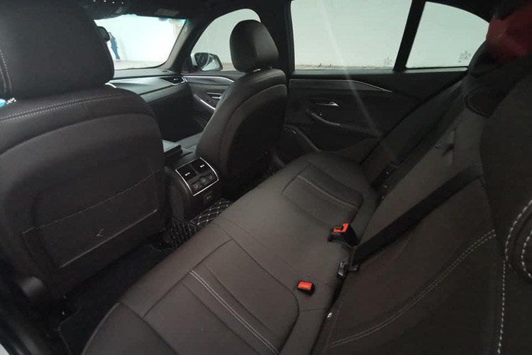 Toàn bộ ghế ngồi của xe đều được bọc da cao cấp. Ghế lái và ghế phụ chỉnh điện. Hàng ghế sau có cửa gió điều hoà riêng. Giữa hai ghế có bệ tì tay và khay để cốc. Xe còn có nhiều tiện ích khác cho người dùng như nhiều vị trí cắm USB, sạc điện không giây hay nhiều đầu sạc khác. Hàng ghế phía sau tích hợp cửa gió điều hoà riêng có thể tự điều chỉnh...