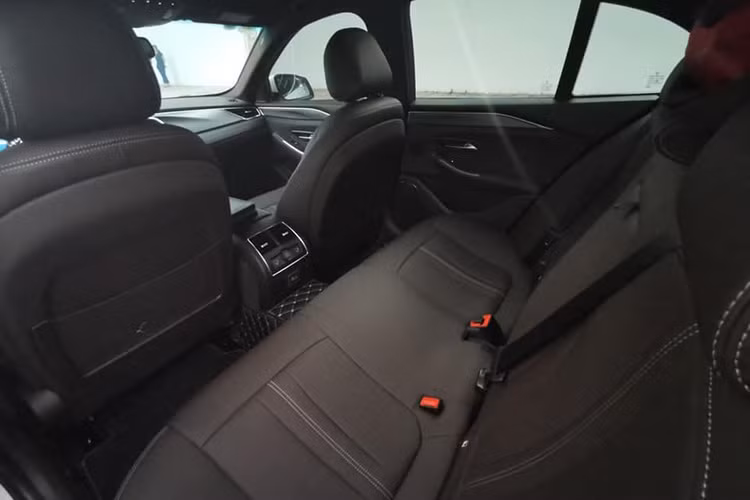 Toàn bộ ghế ngồi của xe đều được bọc da cao cấp. Ghế lái và ghế phụ chỉnh điện. Hàng ghế sau có cửa gió điều hoà riêng. Giữa hai ghế có bệ tì tay và khay để cốc. Xe còn có nhiều tiện ích khác cho người dùng như nhiều vị trí cắm USB, sạc điện không giây hay nhiều đầu sạc khác. Hàng ghế phía sau tích hợp cửa gió điều hoà riêng có thể tự điều chỉnh...