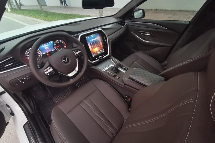 Trong khi đó, không gian cabin của xe khá giống với Lux SA ở thiết kế táp-lô. VinFast sử dụng gỗ nguyên bản ốp lên táp-lô làm chiếc xe thêm phần sang trọng khi kết hợp cùng chất liệu da trên nhiều chi tiết cũng như vô lăng 3 chấu. Cụm điều khiển trung tâm trang bị màn hình cảm ứng kích thước 10,4 inch với giao diện điều khiển bằng tiếng Việt.