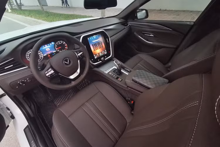 Trong khi đó, không gian cabin của xe khá giống với Lux SA ở thiết kế táp-lô. VinFast sử dụng gỗ nguyên bản ốp lên táp-lô làm chiếc xe thêm phần sang trọng khi kết hợp cùng chất liệu da trên nhiều chi tiết cũng như vô lăng 3 chấu. Cụm điều khiển trung tâm trang bị màn hình cảm ứng kích thước 10,4 inch với giao diện điều khiển bằng tiếng Việt.