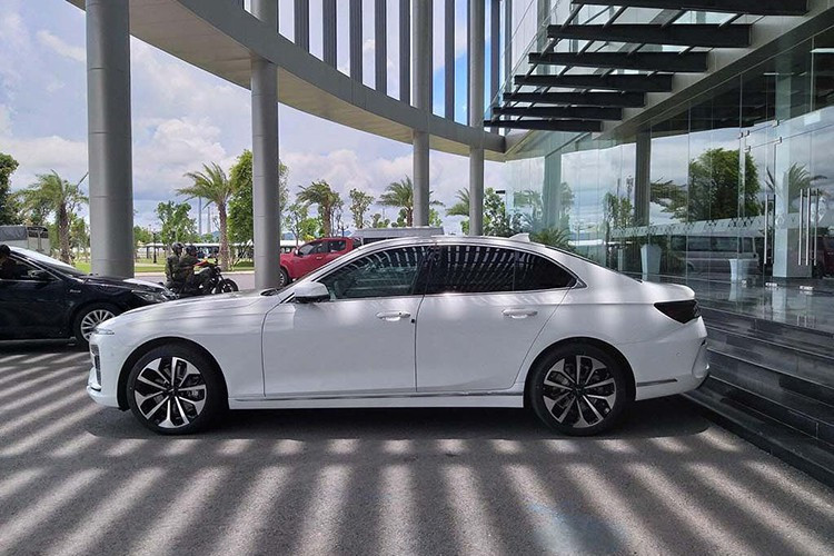 VinFast Lux A2.0 sedan mới là mẫu xe 5 chỗ, được trang bị khối động cơ I4 DOHC 2.0L sản sinh công suất tối đa 174 mã lực, mô-men xoắn cực đại 300Nm ở bản tiêu chuẩn - và 228 mã lực, 350Nm ở bản cao cấp. Đi kèm hộp số ZF tự động 8 cấp, hệ thống treo trước, sau độc lập.