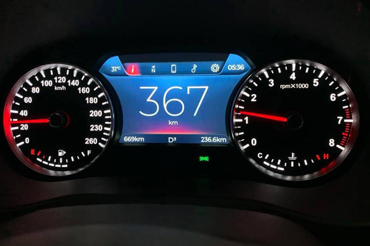 Mẫu sedan VinFast sử dụng cần số điện tử, phanh tay điện tử. Ngoài ra, xe còn có chức năng tạm dừng động cơ khi chờ đèn đỏ. Đặc biệt, dòng Lux 2.0 của VinFast được trang bị 6 túi khí, hệ thống chống bó cứng phanh (ABS), phân bổ lực phanh điện tử (EBD), hỗ trợ phanh khẩn cấp (BA), cân bằng điện tử (ESC), chống trượt (TCS), hỗ trợ khởi hành ngang dốc (HSA), chống lật (ROM)… đảm bảo an toàn cho người sử dụng.