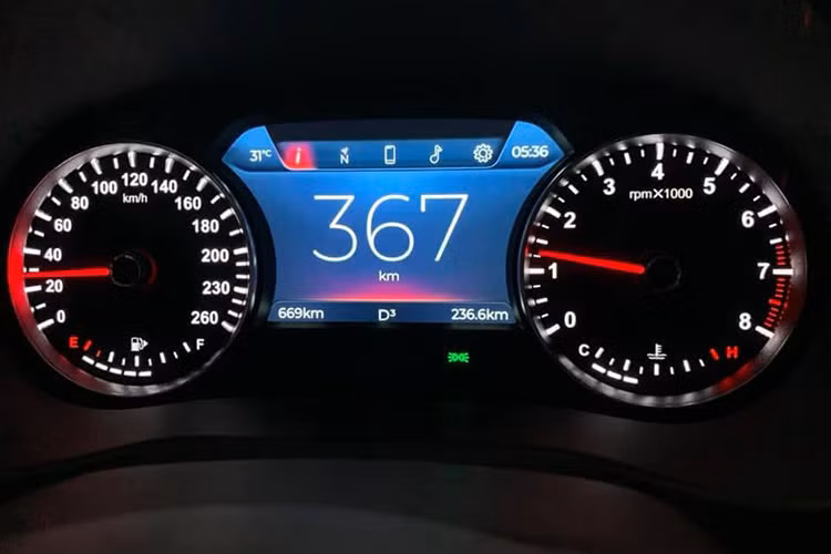 Mẫu sedan VinFast sử dụng cần số điện tử, phanh tay điện tử. Ngoài ra, xe còn có chức năng tạm dừng động cơ khi chờ đèn đỏ. Đặc biệt, dòng Lux 2.0 của VinFast được trang bị 6 túi khí, hệ thống chống bó cứng phanh (ABS), phân bổ lực phanh điện tử (EBD), hỗ trợ phanh khẩn cấp (BA), cân bằng điện tử (ESC), chống trượt (TCS), hỗ trợ khởi hành ngang dốc (HSA), chống lật (ROM)… đảm bảo an toàn cho người sử dụng.