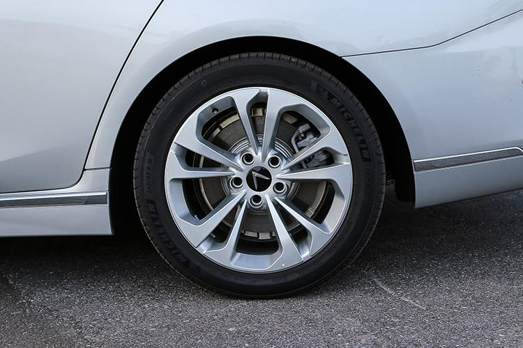 Hãng xe ôtô VinFast trang bị cho Lux A2.0 bộ la-zăng kích thước 18 inch tiêu chuẩn và có tuỳ chọn lên 19 inch. Xe được được trang bị camera hỗ trợ quan sát 360 độ và cảm biến va chạm ở phía đầu xe. Gương chiếu hậu trên xe tích hợp đèn báo rẽ và camera hỗ trợ quan sát quanh xe.