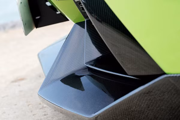 Cản sau của chiếc Lamborghini Aventador "ong bắp cày xanh" này cũng được độ các bon siêu nhẹ.