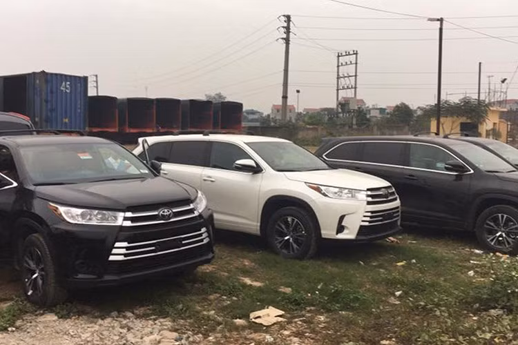 Được biết, cận Tết Đinh Dậu lô xe Toyota Highlander 2017 với khoảng 10 chiếc do các công ty nhập khẩu tư nhân Hà thành đưa về nhằm phục vụ các tay chơi Việt mua sắm chơi Tết. Đến nay, 1 trong số những khách hàng đầu tiên sở hữu mẫu SUV này đã thu hút sự chú ý của giới chơi xe cũng như cộng đồng mạng.