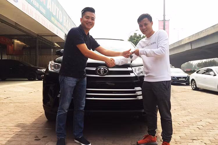 Toyota Highlander 2017 mà Thành Lương vừa tậu thuộc phiên bản LE, chiếc SUV này là phiên bản nâng cấp của thế hệ thứ ba mang mã XU50 được giới thiệu lần đầu tiên tại triển lãm New York 2013. Phiên bản mới nhất này được nhập về thị trường Việt Nam theo dạng nhập khẩu không chính hãng.