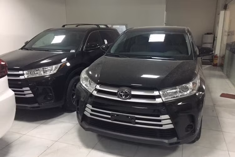 Những trang bị hỗ trợ an toàn trên tất cả các phiên bản của Toyota Highlander 2017 bao gồm cảnh báo va chạm, cảnh báo chuyển làn, đèn pha tự động, hệ thống giữ ga tự động thông minh sử dụng radar và hệ thống bảo vệ người đi bộ trước va chạm. Phiên bản XLE có thêm gương hậu với cảnh báo điểm mù, trong khi bản cao cấp Limited Platinum có camera quan sát theo góc nhìn chim bay...