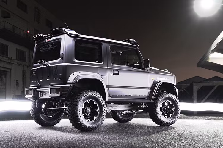 Ngoài ra một phần không nhỏ khiến cho SUV mini Suzuki Jimny trở thành chiếc "xe chơi" đầy hấp dẫn đó là nó được rất nhiều công ty nâng cấp phát triển những phụ tùng độ đặc chủng.