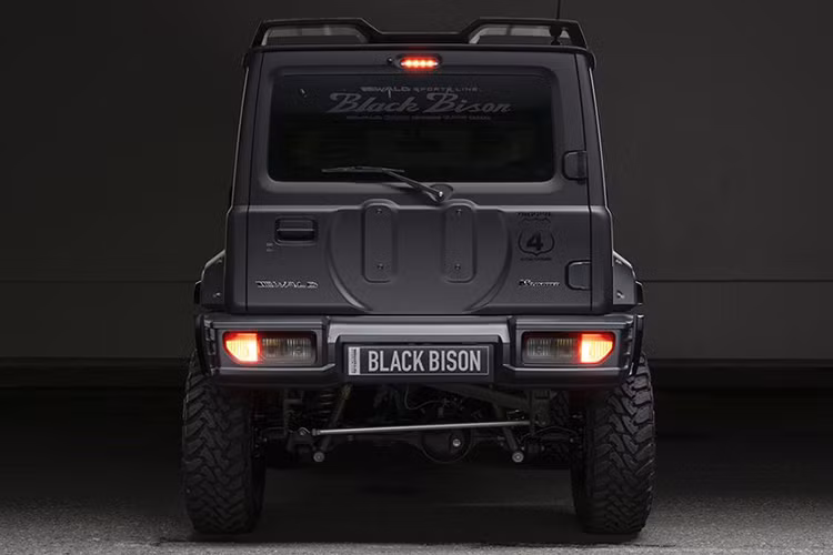 Với ngoại hình vuông vức, mẫu SUV tí hon nhà Suzuki đã được nhiều tên tuổi như Liberty Walk hay DAMD thiết kế ra các bản độ giúp "biến hình" nó theo phong cách của các dòng xe offroad huyền thoại như Mercedes G-Class hay Land Rover Defender. 