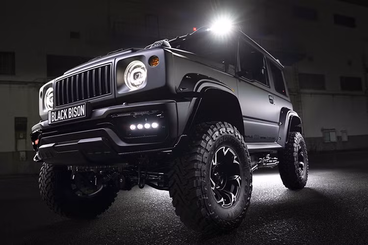 Không chỉ khiến chiếc xe trông "ngầu" hơn, 4 bánh xe mới còn tăng độ ổn định cho Jimny khi bản lốp "zin" quá nhỏ khiến chiếc xe chòng chành hơn hẳn khi ôm cua. Cuối cùng, một bộ kit đôn phuộc cũng được hãng độ Nhật lắp cho Jimny để tăng khoảng sáng gầm, khiến xe dễ dàng vượt địa hình hơn.