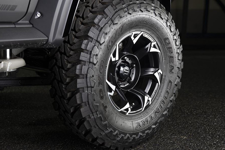 Là một trong những hãng bodykit nổi tiếng nhất tới từ Nhật, Wald International đương nhiên cũng sẽ không bỏ qua một mẫu xe "hot" như Suzuki Jimny. Cũng tại triển lãm Tokyo Auto Salon 2019, hãng đã tung ra cho chiếc xe bản độ với gói bodykit Black Bison đặc trưng của mình.