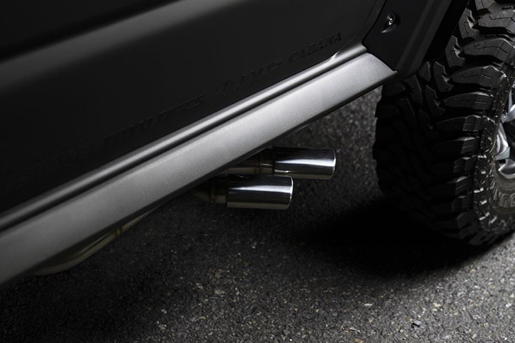 Những chi tiết đã được Wald International "lấy cảm hứng" từ G-Class - cụ thể hơn là các phiên bản G AMG - gồm hình dáng cản trước sau, đèn định vị LED trên nắp ca-pô, đèn chiếu sáng tăng cường trên kính chắn gió trước và ống xả kép ở bên thân xe.