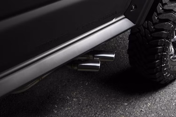 Những chi tiết đã được Wald International "lấy cảm hứng" từ G-Class - cụ thể hơn là các phiên bản G AMG - gồm hình dáng cản trước sau, đèn định vị LED trên nắp ca-pô, đèn chiếu sáng tăng cường trên kính chắn gió trước và ống xả kép ở bên thân xe.