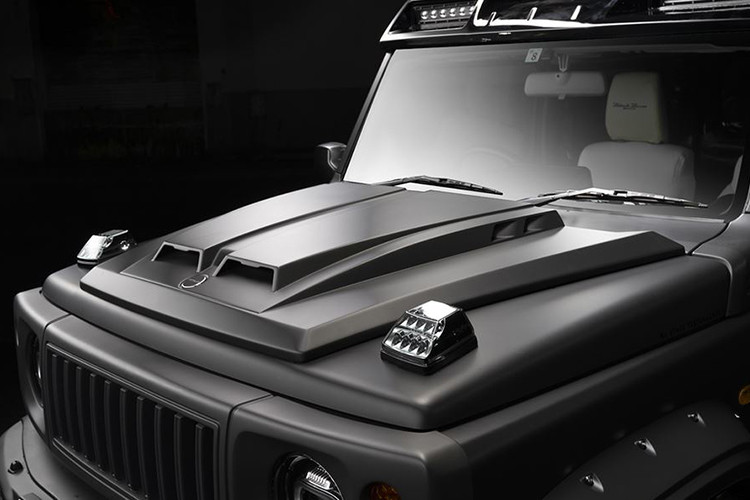 Nếu chú ý, những người yêu xe có thể dễ dàng nhận ra ngay từ cái nhìn đầu tiên rằng cũng giống như nhiều hãng độ khác, gói Black Bison của Wald dành cho Suzuki Jimny đã "chịu ảnh hưởng" lớn từ mẫu SUV huyền thoại Mercedes G-Class.