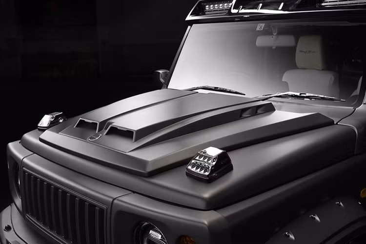 Nếu chú ý, những người yêu xe có thể dễ dàng nhận ra ngay từ cái nhìn đầu tiên rằng cũng giống như nhiều hãng độ khác, gói Black Bison của Wald dành cho Suzuki Jimny đã "chịu ảnh hưởng" lớn từ mẫu SUV huyền thoại Mercedes G-Class.