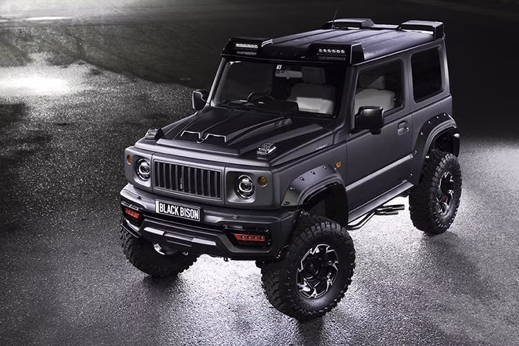 Dù ra mắt chưa được tròn 1 năm, tuy nhiên hiện tại mẫu xe giá rẻ Suzuki Jimny đã trở thành một mẫu SUV "hot" trên Thế giới. Với Jimny, Suzuki đã đem tới cho những người đam mê ôtô một mẫu xe offroad với thiết kế mạnh mẽ, khả năng vượt địa hình ấn tượng hơn cả nhiều mẫu crossover lớn hơn nhưng có giá bán phải chăng.