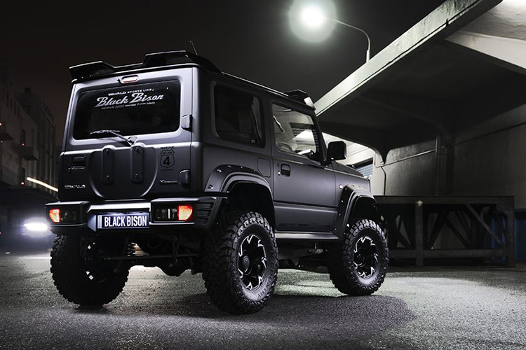 Đặc biệt, Wald International còn để mắt tới cả "dàn chân" của chiếc xe Suzuki Jimny độ này sở hữu bộ mâm 15 inch 7 cánh kép xoắn với thiết kế độc đáo. Với bản vành rộng hơn, bộ mâm này được bọc xung quanh bởi lốp gai Toyo Open Country M/T.