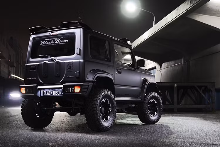 Đặc biệt, Wald International còn để mắt tới cả "dàn chân" của chiếc xe Suzuki Jimny độ này sở hữu bộ mâm 15 inch 7 cánh kép xoắn với thiết kế độc đáo. Với bản vành rộng hơn, bộ mâm này được bọc xung quanh bởi lốp gai Toyo Open Country M/T.