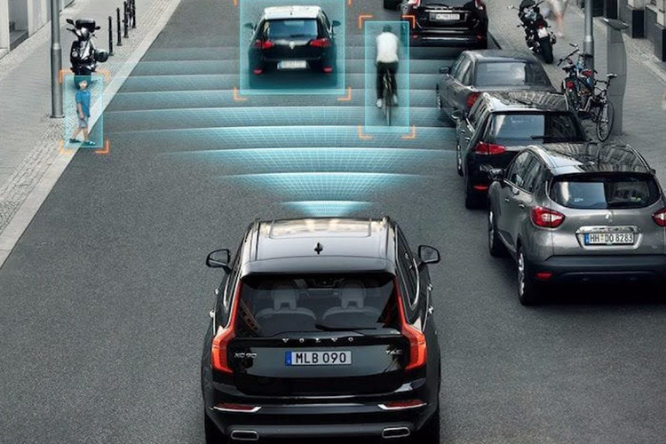 Hiện nay, mỗi chiếc ôtô ra đời đều được nhà sản xuất trang bị các hệ thống an toàn tiêu chuẩn như túi khí bảo vệ người lái, hành khách, dây đai an toàn hay công nghệ chống bó cứng phanh ABS... Tuy nhiên, trong điều kiện giao thông ngày càng đông đúc, cùng sự phát triển của công nghệ, tiêu chuẩn an toàn đối với ôtô của người tiêu dùng đã được nâng lên.