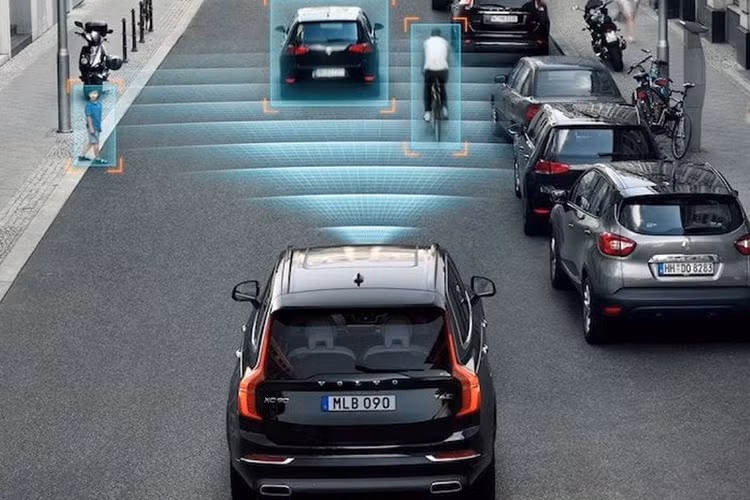 Hiện nay, mỗi chiếc ôtô ra đời đều được nhà sản xuất trang bị các hệ thống an toàn tiêu chuẩn như túi khí bảo vệ người lái, hành khách, dây đai an toàn hay công nghệ chống bó cứng phanh ABS... Tuy nhiên, trong điều kiện giao thông ngày càng đông đúc, cùng sự phát triển của công nghệ, tiêu chuẩn an toàn đối với ôtô của người tiêu dùng đã được nâng lên.