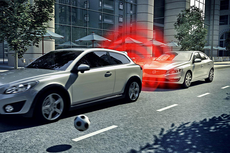 Tự động phanh khẩn cấp sau khi phát hiện nguy hiểm là một tính năng trên ôtô được nhiều người quan tâm khi chọn mua xe. Không chỉ giới hạn ở các dòng xe cao cấp, hệ thống AEB hiện nay đã được các nhà sản xuất trang bị trên các mẫu xe phổ thông. Hệ thống phanh tự động dựa trên các cảm biến từ công nghệ cảnh báo, một số xe còn có camera quan sát, có chức năng phát hiện va chạm.