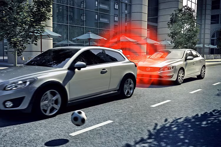 Tự động phanh khẩn cấp sau khi phát hiện nguy hiểm là một tính năng trên ôtô được nhiều người quan tâm khi chọn mua xe. Không chỉ giới hạn ở các dòng xe cao cấp, hệ thống AEB hiện nay đã được các nhà sản xuất trang bị trên các mẫu xe phổ thông. Hệ thống phanh tự động dựa trên các cảm biến từ công nghệ cảnh báo, một số xe còn có camera quan sát, có chức năng phát hiện va chạm.