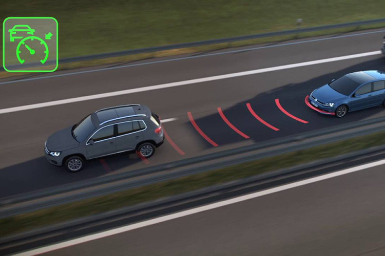 Được nâng cấp từ hệ thống điều khiển hành trình Cruise Control, kiểm soát hành trình chủ động Adaptive Cruise Control - ACC hiện đã được trang bị trên nhiều dòng xe, trong đó chủ yếu mẫu xe sang. Hệ thống này không chỉ cho phép tài xế cài đặt tốc độ di chuyển của xe theo ý muốn, qua đó giải phóng chân ga như cách dùng Cruise Control mà còn có khả năng tự giảm tốc khi có chướng ngại vật phía trước.