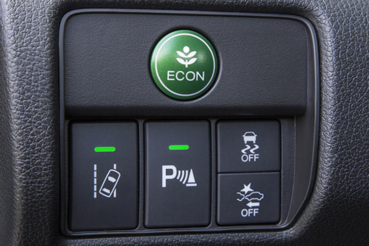 Trong khi đó, nếu tài người lái lơ là khiến xe di chuyển lệch làn mà không bật tín đèn xi nhan, tính năng hỗ trợ giữ làn đường sẽ can thiệp thông qua việc nhẹ nhàng điều khiển vô lăng. Với những đoạn đường không có vạch kẻ chia phân làn làn hoặc bị mờ hệ thống sẽ không phát hiện được tình trạng xe chệch làn.