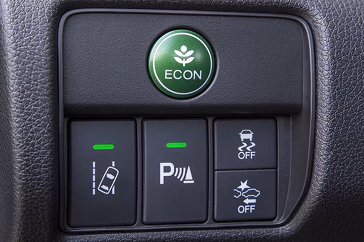 Trong khi đó, nếu tài người lái lơ là khiến xe di chuyển lệch làn mà không bật tín đèn xi nhan, tính năng hỗ trợ giữ làn đường sẽ can thiệp thông qua việc nhẹ nhàng điều khiển vô lăng. Với những đoạn đường không có vạch kẻ chia phân làn làn hoặc bị mờ hệ thống sẽ không phát hiện được tình trạng xe chệch làn.