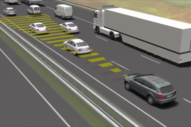 Hệ thống này, hoạt động thông qua cảm biến và radar được gắn bên trong lưới tản nhiệt phía trước đầu xe để quét khoảng cách và xác định vật cản. Trong trường hợp phát hiện phương tiện lưu thông phía trước gặp sự cố dừng hay phanh gấp, hệ thống sẽ tự động giảm dần tốc độ giữ khoảng cách an toàn để tránh va chạm.