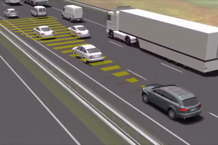 Hệ thống này, hoạt động thông qua cảm biến và radar được gắn bên trong lưới tản nhiệt phía trước đầu xe để quét khoảng cách và xác định vật cản. Trong trường hợp phát hiện phương tiện lưu thông phía trước gặp sự cố dừng hay phanh gấp, hệ thống sẽ tự động giảm dần tốc độ giữ khoảng cách an toàn để tránh va chạm.