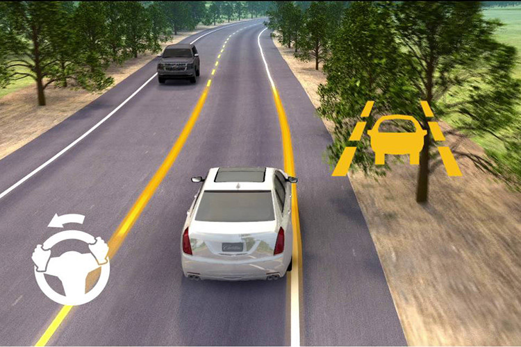 Cảnh báo chệch làn đường và hỗ trợ giữ làn đường là hệ thống khác nhau nhưng đều có chức năng giúp xe lưu thông ổn định, không bị lệch khỏi làn khi đang di chuyển. Hệ thống cảnh báo chệch làn đường hoạt động thông qua các cảm biến, camera gắn ở đầu xe… Khi phát hiện tình trạng xe đi lệch làn đường hệ thống sẽ cảnh báo cho người lái bằng hình ảnh hiển thị trên bản đồng hồ trung tâm, âm thanh, hoặc tạo độ rung nhẹ vô lăng để nhắc nhở tài xế.