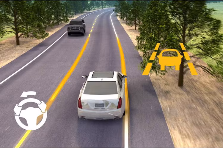 Cảnh báo chệch làn đường và hỗ trợ giữ làn đường là hệ thống khác nhau nhưng đều có chức năng giúp xe lưu thông ổn định, không bị lệch khỏi làn khi đang di chuyển. Hệ thống cảnh báo chệch làn đường hoạt động thông qua các cảm biến, camera gắn ở đầu xe… Khi phát hiện tình trạng xe đi lệch làn đường hệ thống sẽ cảnh báo cho người lái bằng hình ảnh hiển thị trên bản đồng hồ trung tâm, âm thanh, hoặc tạo độ rung nhẹ vô lăng để nhắc nhở tài xế.