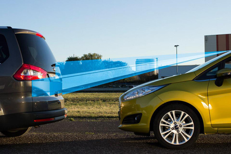 Tùy theo độ “cao cấp” của xe, công nghệ này có thể hoạt động ở những tốc độ khác nhau, thông thường dao động trong khoảng 30 km/giờ. Trong trường hợp xảy ra tình huống bất ngờ phía trước nhưng tài xế không kịp phản ứng, hệ thống sẽ phát hiện và tự động phanh xe lại để tránh va chạm. Dữ liệu từ IIHS cho thấy, trong những năm gần đây số vụ tai nạn ôtô theo kiểu “dồn toa” đã giảm khoảng 50%, sau khi nhiều mẫu xe được nhà sản xuất trang bị AEB.