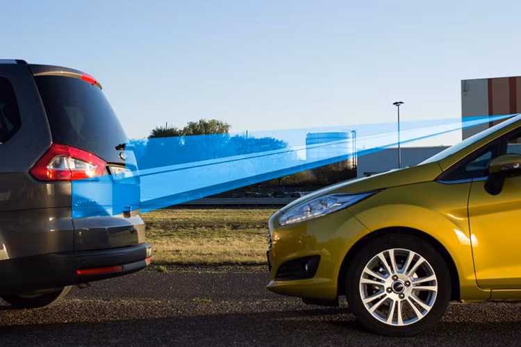 Tùy theo độ “cao cấp” của xe, công nghệ này có thể hoạt động ở những tốc độ khác nhau, thông thường dao động trong khoảng 30 km/giờ. Trong trường hợp xảy ra tình huống bất ngờ phía trước nhưng tài xế không kịp phản ứng, hệ thống sẽ phát hiện và tự động phanh xe lại để tránh va chạm. Dữ liệu từ IIHS cho thấy, trong những năm gần đây số vụ tai nạn ôtô theo kiểu “dồn toa” đã giảm khoảng 50%, sau khi nhiều mẫu xe được nhà sản xuất trang bị AEB.