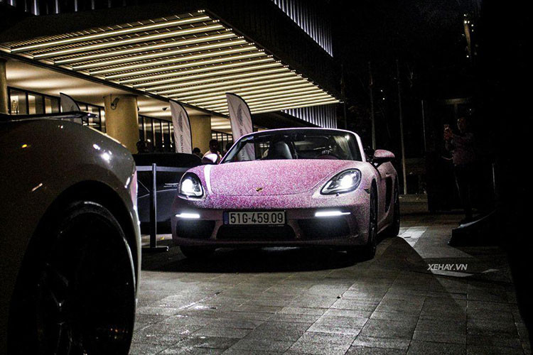 Ngoài ra còn có 1 chiếc Mclaren 650S Spider và một số chiếc xe sang khác như: Bentley, Porsche 718 Cayman, Maserati và Range Rover.