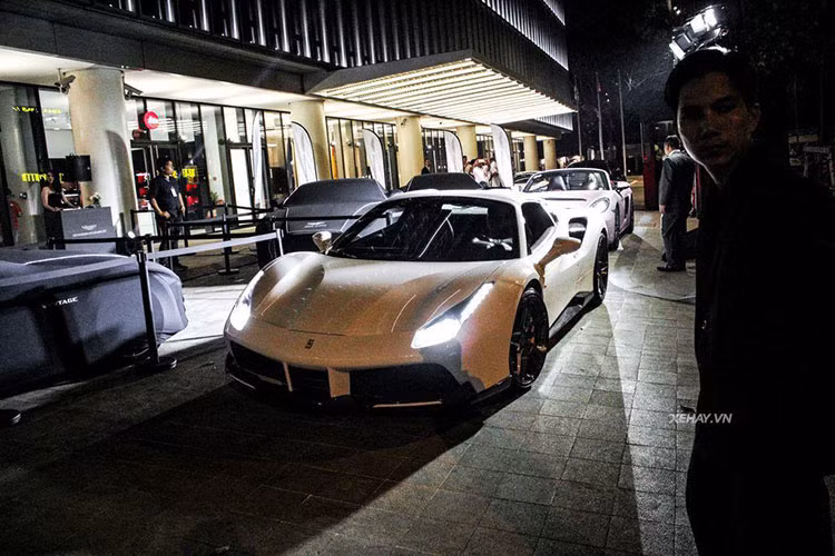 Trong đó còn có tới 3 chiếc siêu xe Ferrari 488 GTB, 3 chiếc Lamborghini Aventador, 2 chiếc Lamborghini Huracan.
