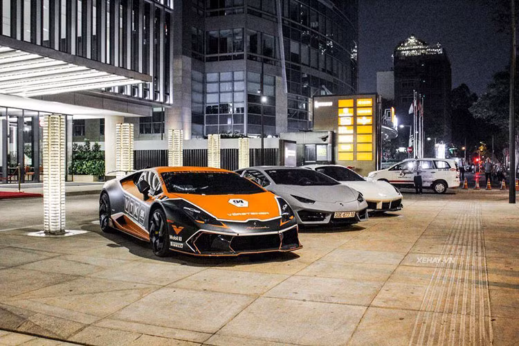 Đến dự buổi khai trương đại lý Aston Martin chính hãng đầu tiên tại Việt Nam có đến 9 siêu xe tiền tỷ góp mặt. Ngoài ra còn phải kể đến mẫu xe siêu sang Bentley Mulsanne EWB chính hãng của chủ nhân chiếc siêu xe Aston Martin V8 Vantage đầu tiên về Việt Nam.