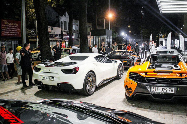 Ngoài ra còn có cả dàn siêu xe độ đình đám khác không kém bao gồm Lamborghini Huracan LP610-4 mang gói độ Novara Novara Edizione của hãng Vorsteiner, kế bên là Lamborghini Huracan LP580-2 được chủ nhân tháo dàn áo đuôi xe.