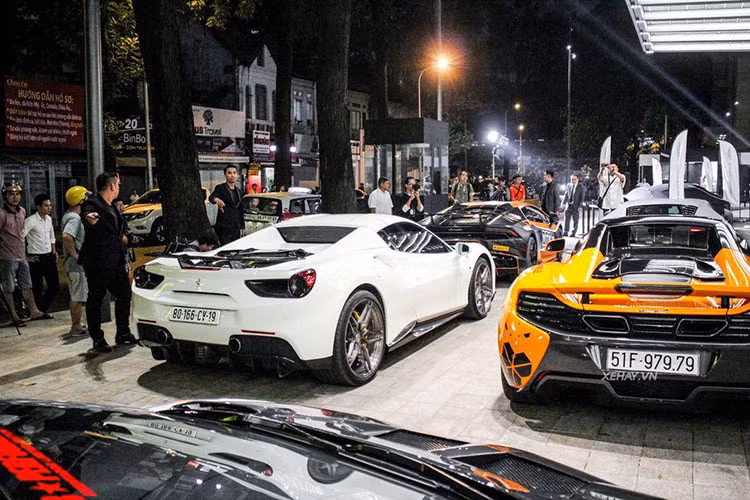 Ngoài ra còn có cả dàn siêu xe độ đình đám khác không kém bao gồm Lamborghini Huracan LP610-4 mang gói độ Novara Novara Edizione của hãng Vorsteiner, kế bên là Lamborghini Huracan LP580-2 được chủ nhân tháo dàn áo đuôi xe.