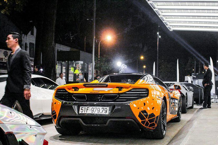 Cặp đôi siêu xe mui trần Ferrari 488 Spider và McLaren 650S Spider nối đuôi tại sự kiện.