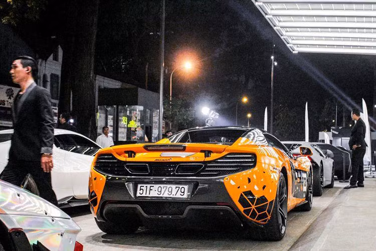 Cặp đôi siêu xe mui trần Ferrari 488 Spider và McLaren 650S Spider nối đuôi tại sự kiện.