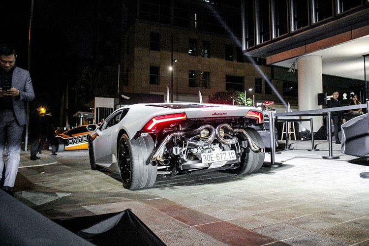 Lamborghini Huracan LP580-2 được chủ nhân tháo dàn áo đuôi xe.