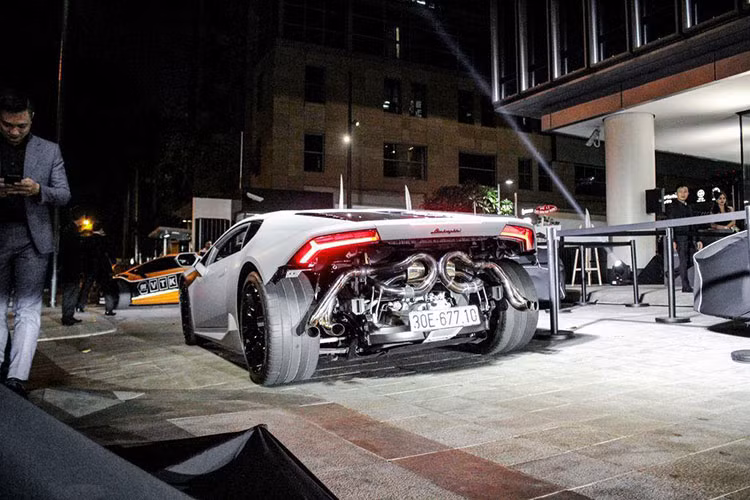 Lamborghini Huracan LP580-2 được chủ nhân tháo dàn áo đuôi xe.