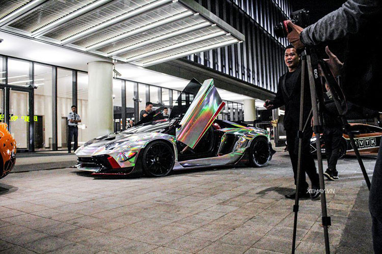 Siêu xe Lamborghini Aventador LP700-4 mang gói độ Lamborghini Aventador Limited Edition 50 của hãng độ Liberty Walk, chủ nhân chiếc xe này chính là người đặt mua Aston Martin DB11 V8.
