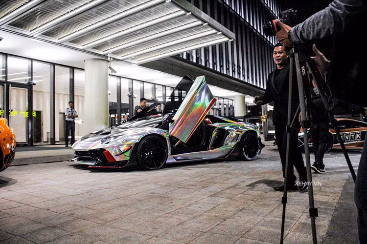 Siêu xe Lamborghini Aventador LP700-4 mang gói độ Lamborghini Aventador Limited Edition 50 của hãng độ Liberty Walk, chủ nhân chiếc xe này chính là người đặt mua Aston Martin DB11 V8.