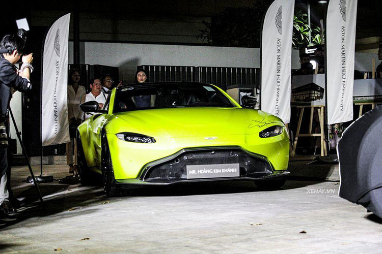 Chiếc siêu xe Aston Martin Vantage V8 màu xanh chuối thuộc sở hữu của đại gia Hoàng Kim Khánh. Siêu xe này được đưa về Việt Nam vào năm ngoái.